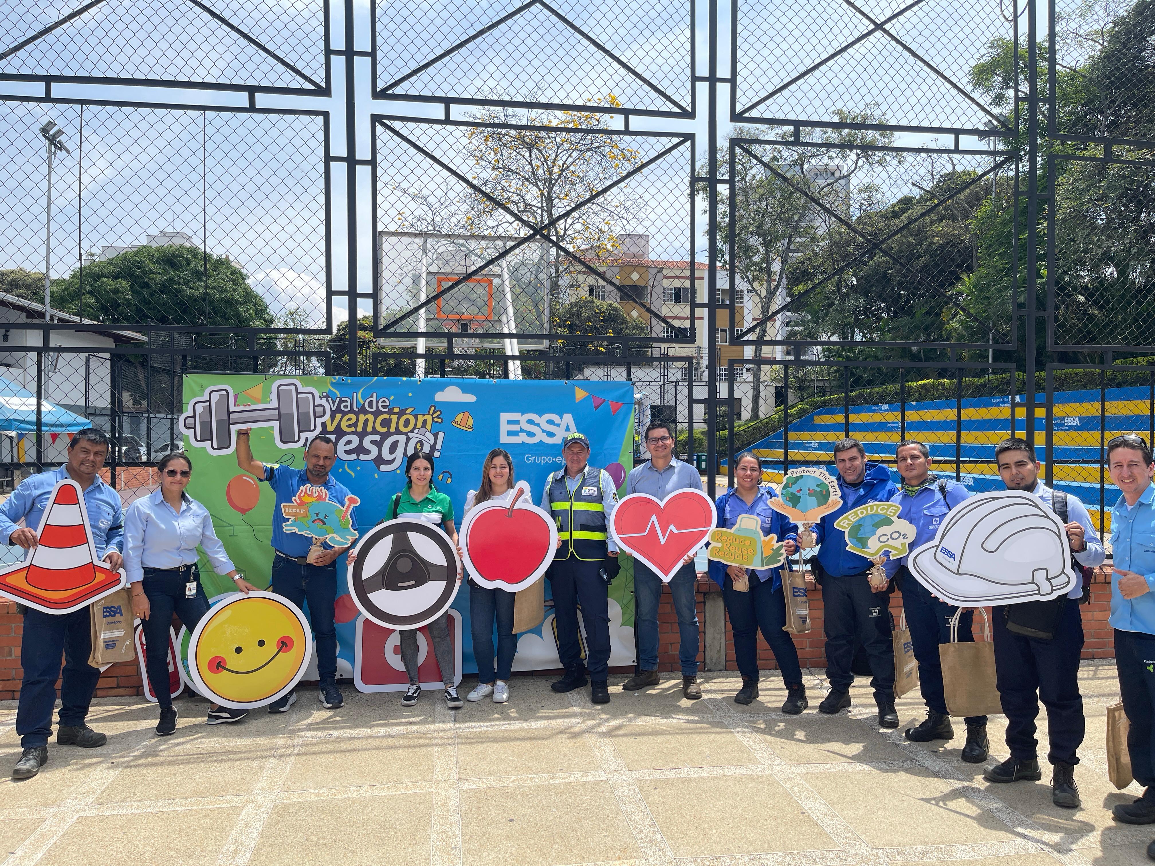 Personas con iconos sobre prevencion de riesgo Personas con iconos sobre prevencion de riesgo